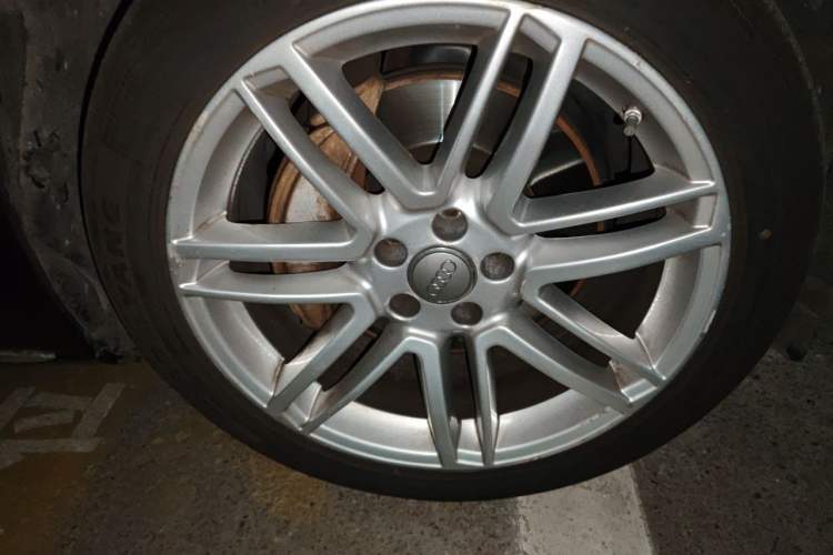 Used Audi A8 2016 A8L 45 TFSI quattro Comfort model Right Front Wheel Hub