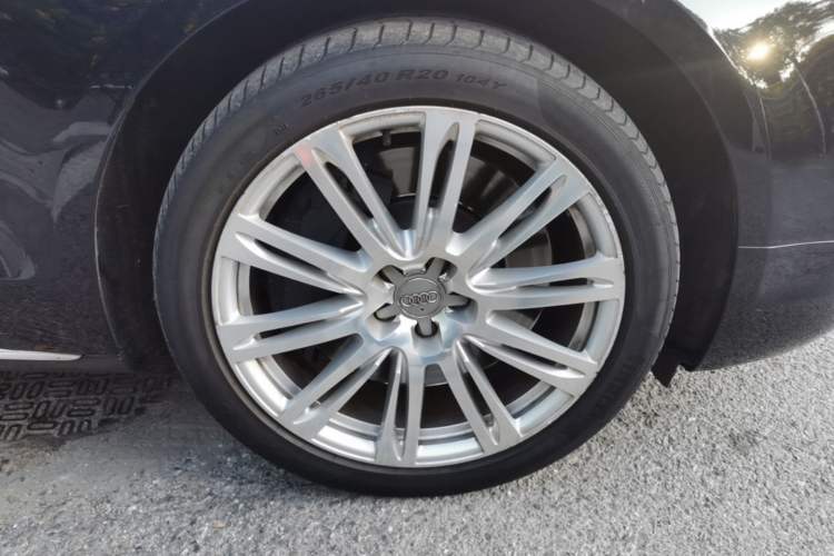 Used Audi A8 2016 A8L 6.3 FSI W12 quattro flagship model Right Front Wheel Hub