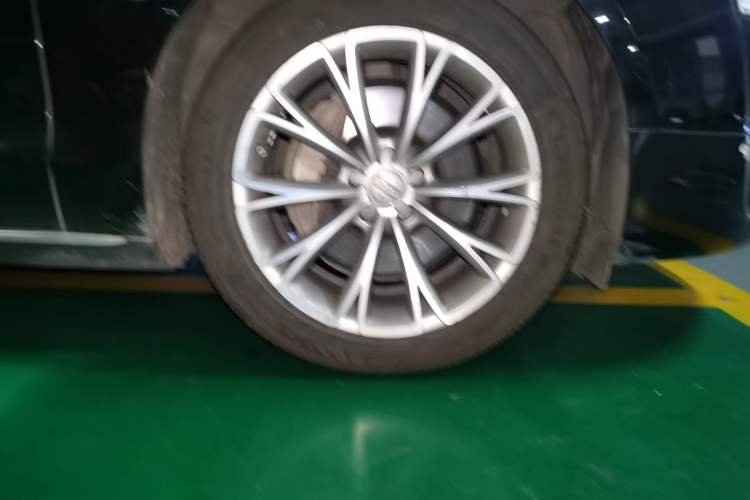 Used Audi A8 2017 A8L 50 TFSI quattro Luxury Model Right Front Wheel Hub