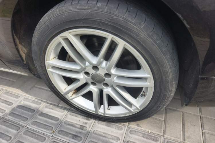 Used Audi A8 2017 A8L 45 TFSI quattro Comfort model Right Front Wheel Hub