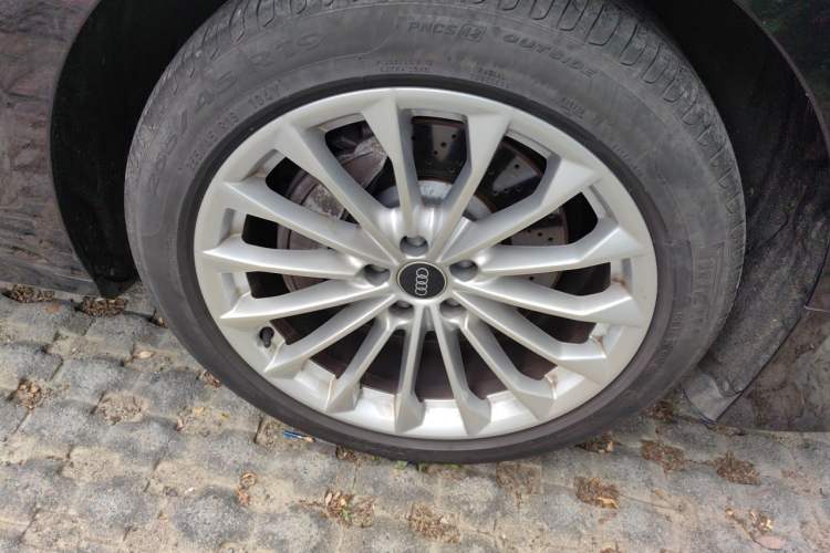 Used Audi A8 2017 A8L 45 TFSI quattro Comfort model Right Front Wheel Hub