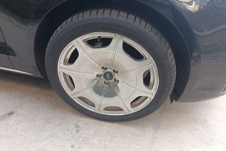 Used Audi A8 2017 A8L 45 TFSI quattro Comfort model Right Front Wheel Hub