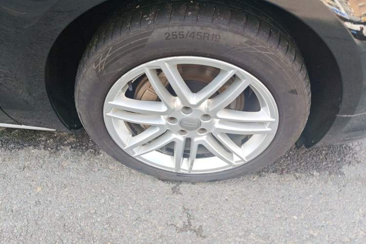 Used Audi A8 2017 A8L 45 TFSI quattro Comfort model Right Front Wheel Hub