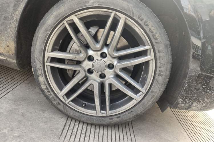 Used Audi A8 2017 A8L 45 TFSI quattro Comfort model Right Front Wheel Hub