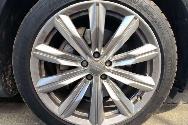 Used Audi A8 2017 A8L 50 TFSI quattro Luxury Model Right Front Wheel Hub