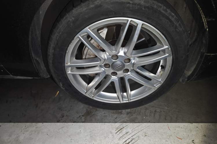 Used Audi A8 2017 A8L 45 TFSI quattro Comfort model Right Front Wheel Hub