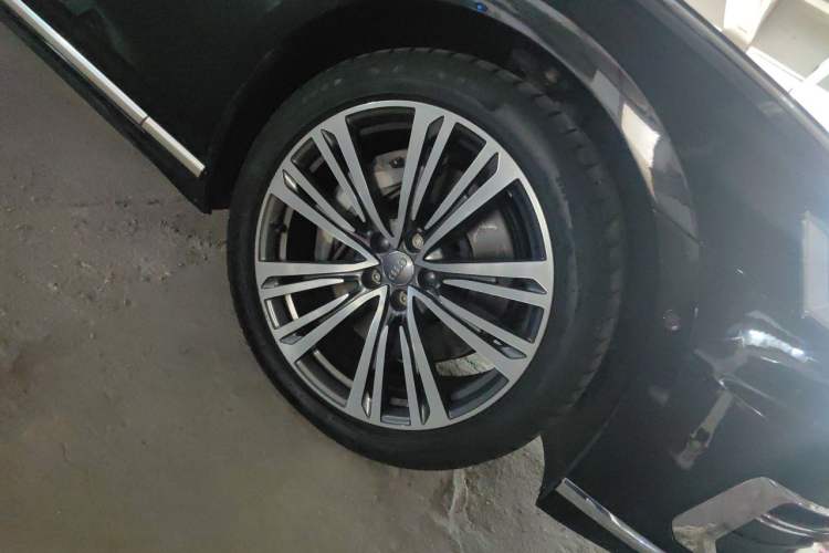 Used Audi A8 2018 A8L 55 TFSI quattro Luxury Edition Right Front Wheel Hub