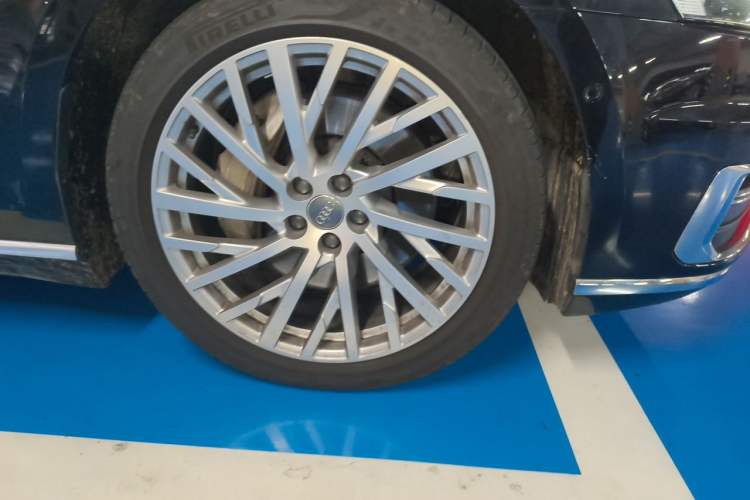 Used Audi A8 2018 A8L 55 TFSI quattro Launch Edition Prestige Model Right Front Wheel Hub