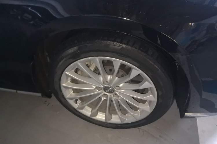 Used Audi A8 2018 A8L 55 TFSI quattro Launch Edition Elite Model Right Front Wheel Hub