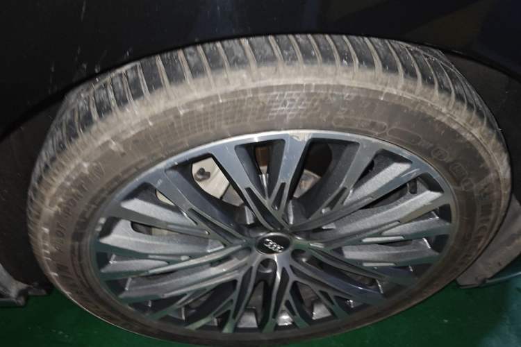 Used Audi A8 2018 A8L 55 TFSI quattro Luxury Edition Right Front Wheel Hub