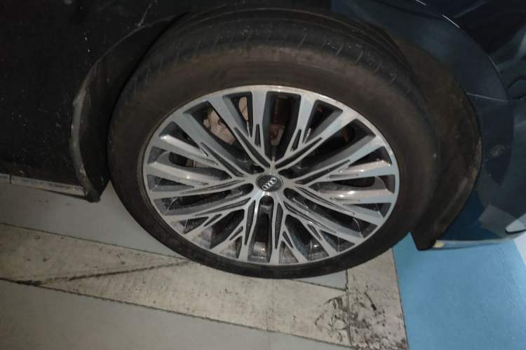 Used Audi A8 2018 A8L 55 TFSI quattro Luxury Edition Right Front Wheel Hub