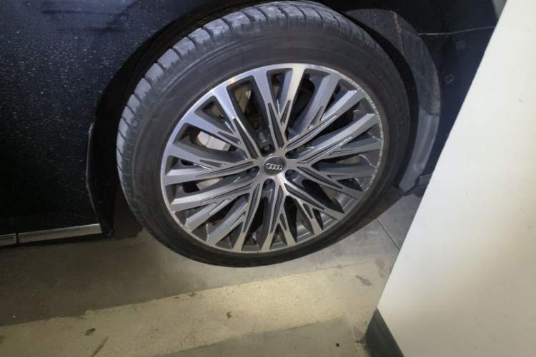 Used Audi A8 2018 A8L 55 TFSI quattro Luxury Edition Right Front Wheel Hub