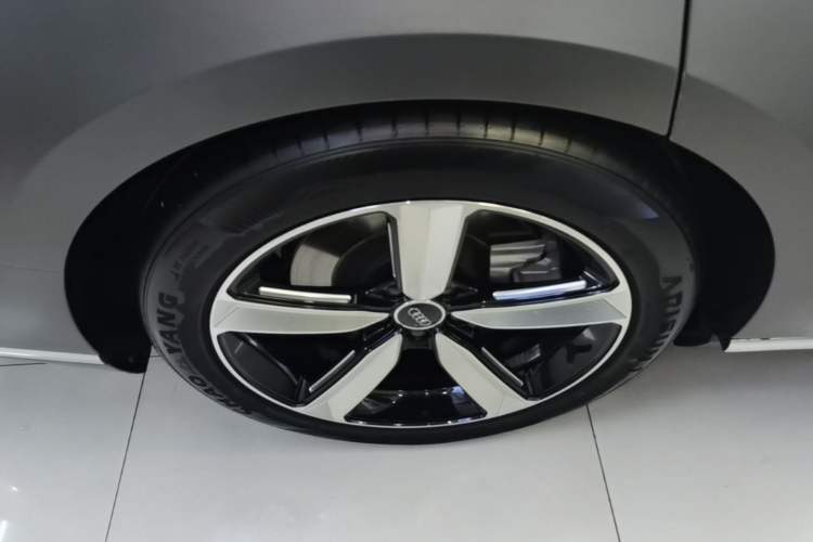 Used Audi A8 2018 A8L 55 TFSI quattro Launch Edition Elite Model Right Rear Wheel Hub