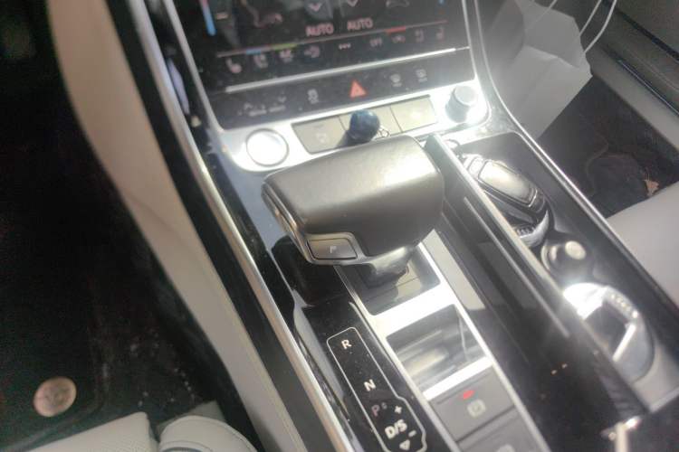 Used Audi A8 2018 A8L 55 TFSI quattro Luxury Edition Gear Lever