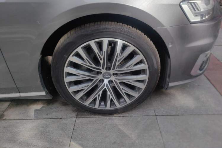 Used Audi A8 2018 A8L 55 TFSI quattro Luxury Edition Right Front Wheel Hub
