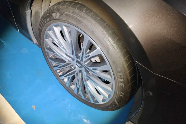 Used Audi A8 2018 A8L 55 TFSI quattro Luxury Edition Right Front Wheel Hub