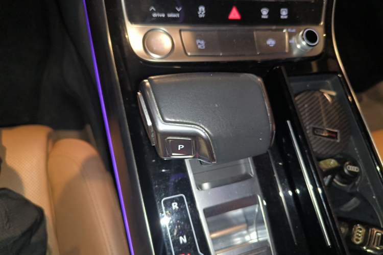 Used Audi A8 2019 Facelifted Plus A8L 50 TFSI quattro Comfort Version Gear Lever