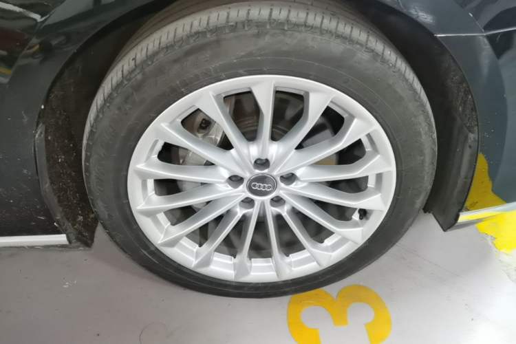Used Audi A8 2019 Facelifted Plus A8L 50 TFSI quattro Comfort Version Right Front Wheel Hub