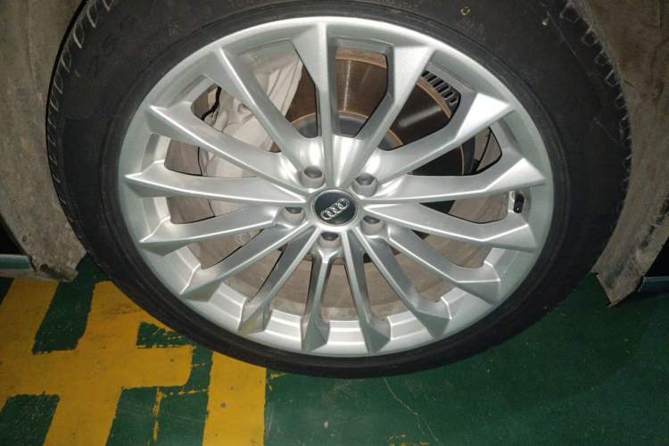 Used Audi A8 2019 A8L 50 TFSI quattro Comfort Model Right Front Wheel Hub