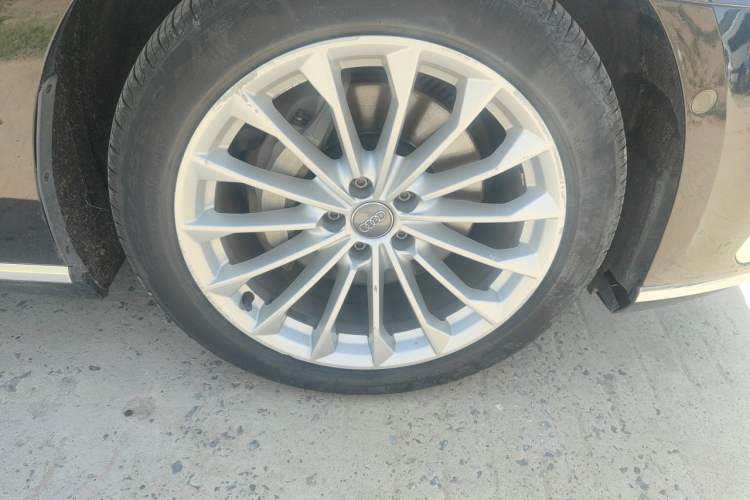 Used Audi A8 2019 Facelifted Plus A8L 50 TFSI quattro Comfort Version Right Front Wheel Hub