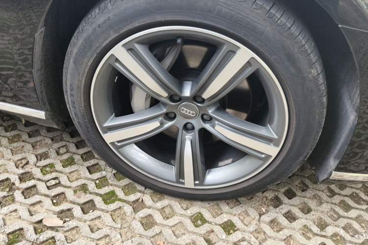 Used Audi A8  Right Front Wheel Hub