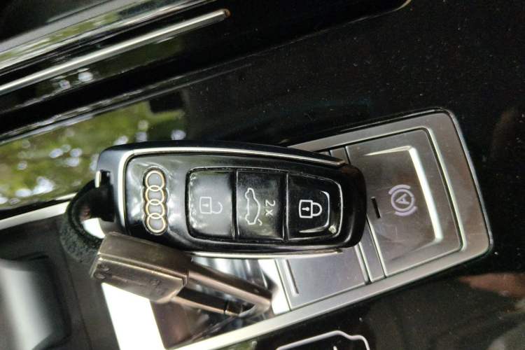 Used Audi A8  Vehicle Key