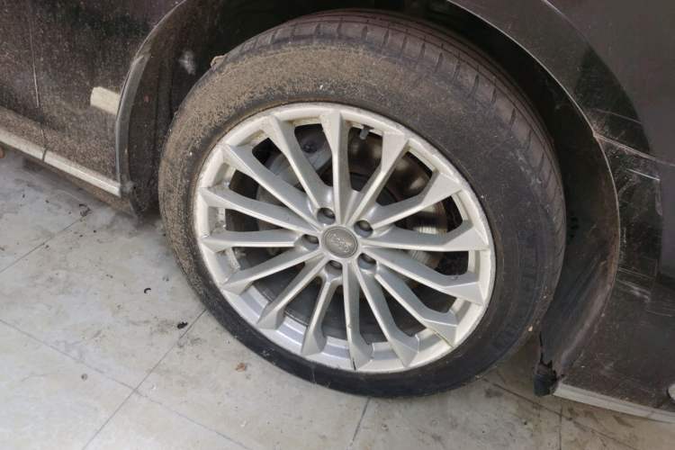 Used Audi A8  Right Front Wheel Hub