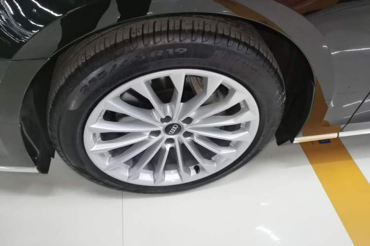Used Audi A8 2021 A8L 50 TFSI quattro Comfort Model Left Front Wheel Hub