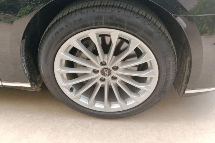 Used Audi A8 2021 A8L 55 TFSI quattro Luxury Model Right Front Wheel Hub