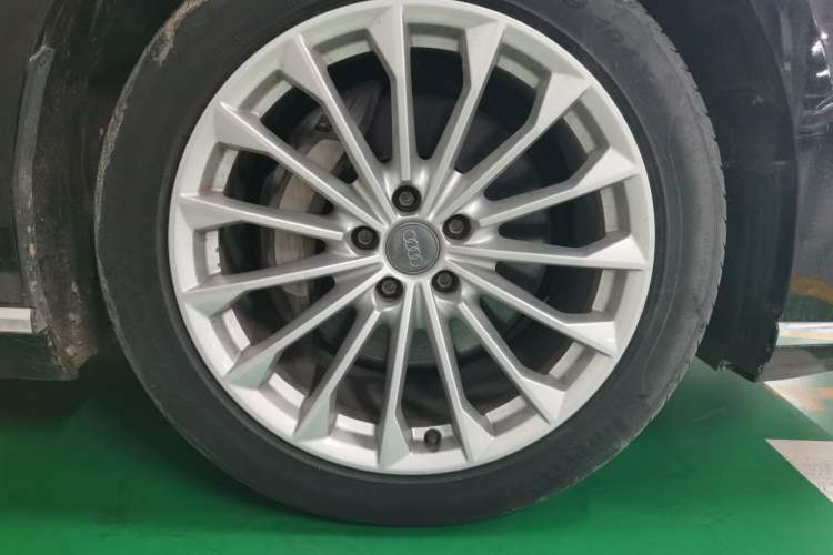Used Audi A8 2021 A8L 50 TFSI quattro Comfort Model Right Front Wheel Hub