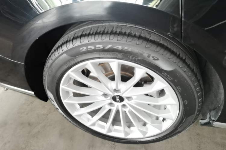 Used Audi A8 2021 A8L 50 TFSI quattro Comfort Model Right Rear Wheel Hub