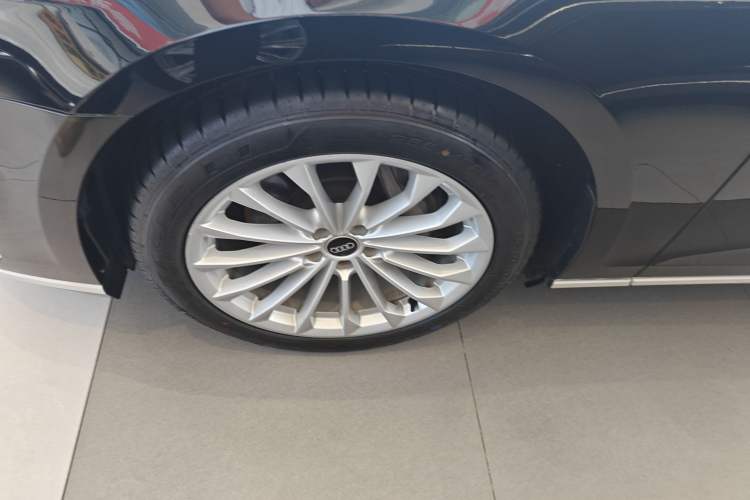 Used Audi A8 2022 A8L 50 TFSI quattro Comfort Edition Collector's Model Left Front Wheel Hub