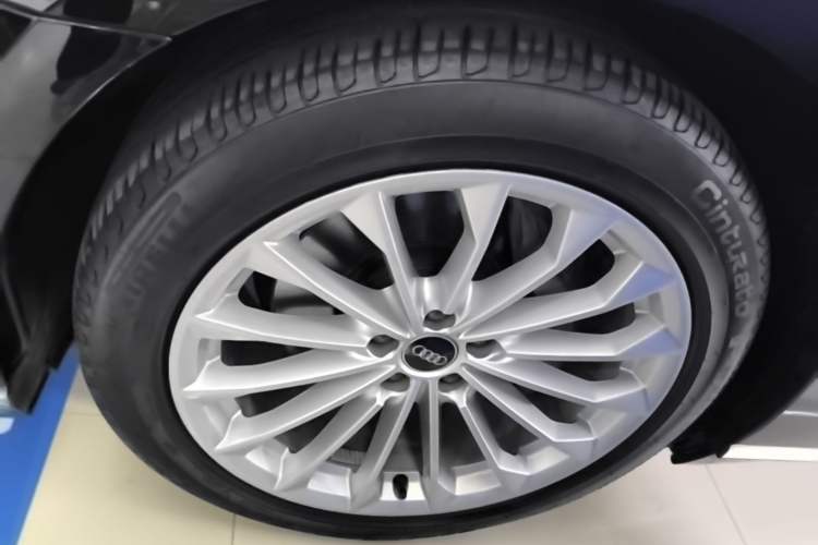 Used Audi A8 2022 A8L 50 TFSI quattro Comfort Edition Collector's Model Left Front Wheel Hub