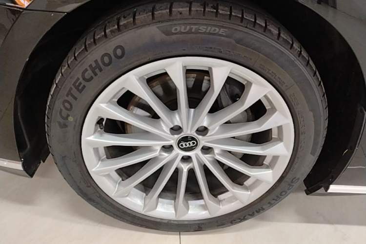 Used Audi A8 2022 A8L 50 TFSI quattro Comfort Edition Collector's Model Left Front Wheel Hub