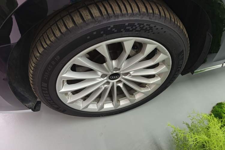 Used Audi A8 2022 A8L 50 TFSI quattro Comfort Edition Collector's Model Left Front Wheel Hub