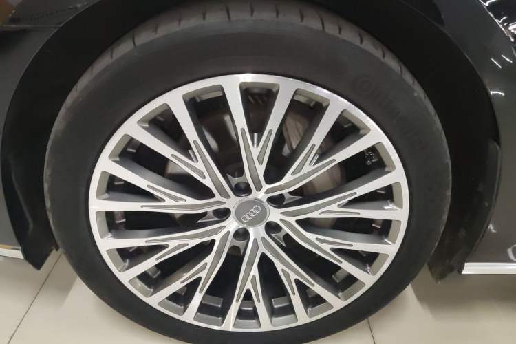 Used Audi A8 2022 A8L 50 TFSI quattro Comfort Edition Collector's Model Left Front Wheel Hub