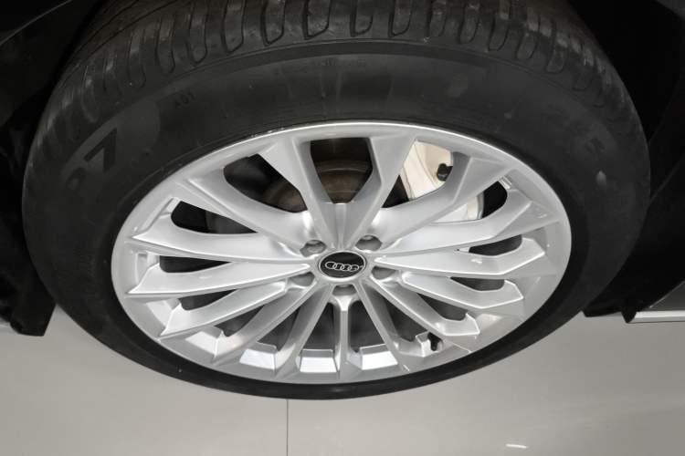 Used Audi A8 2022 A8L 50 TFSI quattro Comfort Edition Collector's Model Left Front Wheel Hub