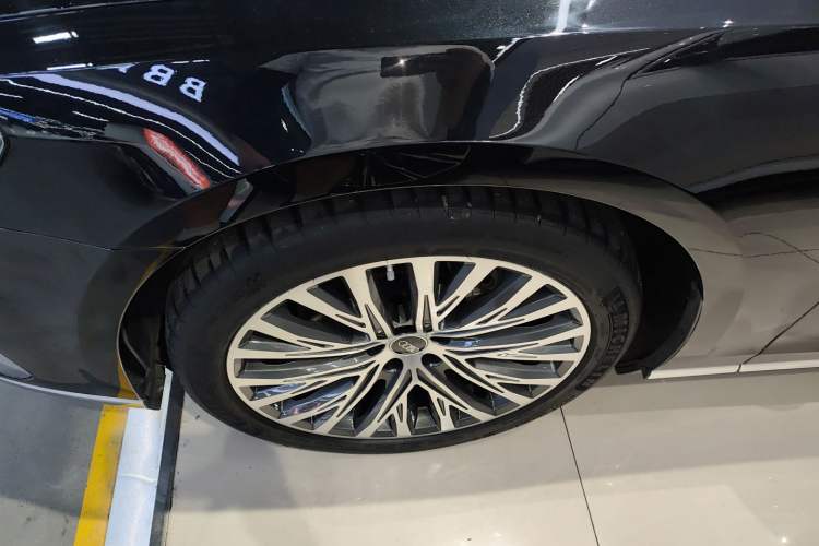 Used Audi A8 2022 A8L 50 TFSI quattro Comfort Edition Collector's Model Left Front Wheel Hub