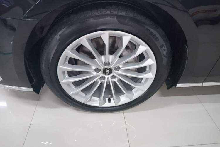 Used Audi A8 2022 A8L 50 TFSI quattro Comfort Edition Collector's Model Left Front Wheel Hub