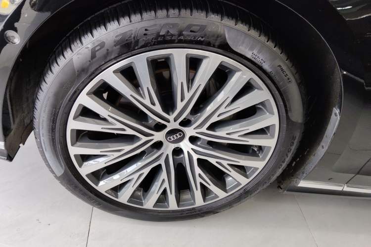 Used Audi A8 2022 A8L 50 TFSI quattro Comfort Edition Collector's Model Left Front Wheel Hub