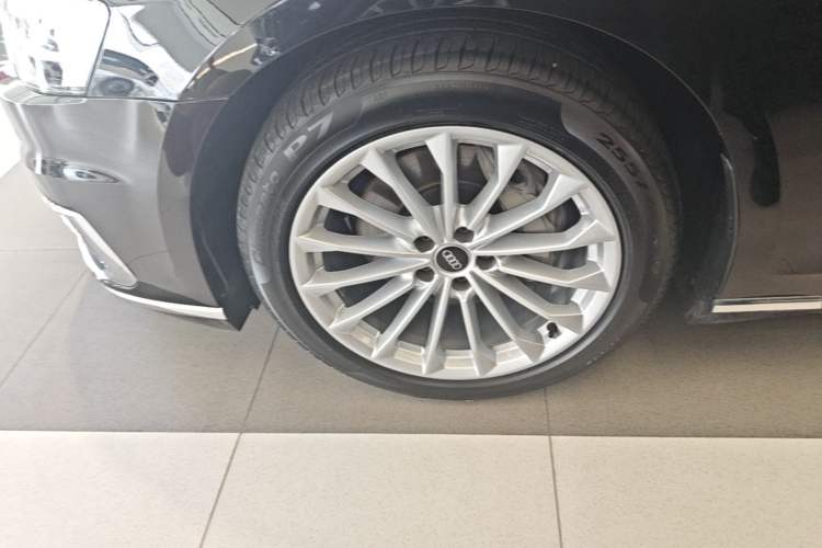 Used Audi A8 2022 A8L 50 TFSI quattro Comfort Edition Collector's Model Left Front Wheel Hub
