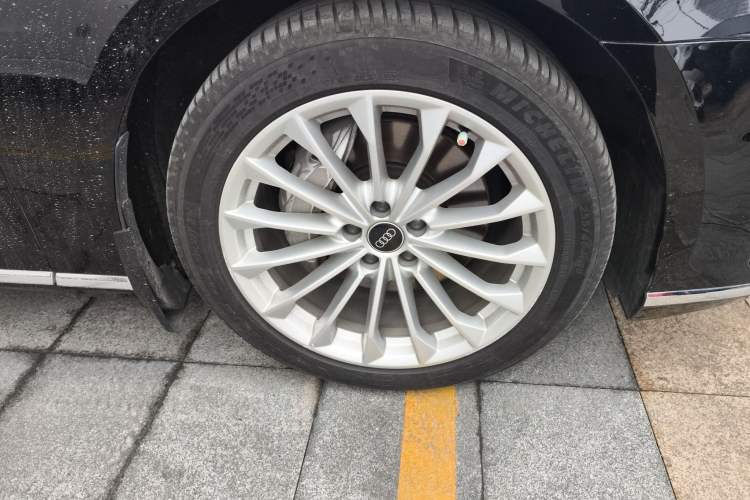 Used Audi A8 2022 A8L 50 TFSI quattro Comfort Edition Collector's Model Right Front Wheel Hub