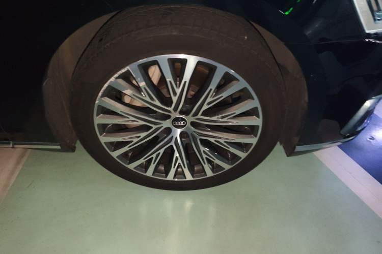 Used Audi A8 2022 A8L 55 TFSI quattro Luxury Edition Collector's Model Right Front Wheel Hub