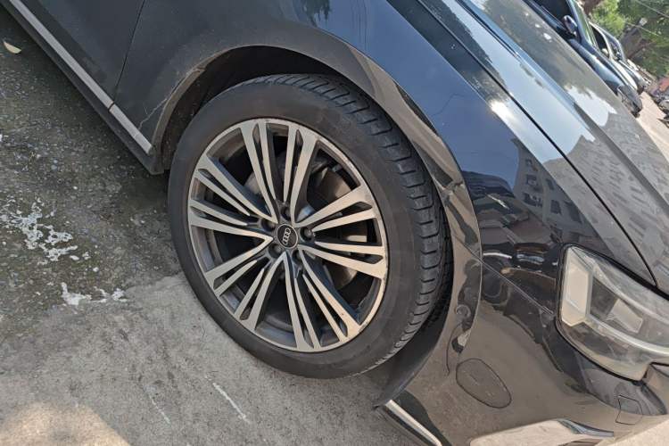 Used Audi A8 2022 A8L 50 TFSI quattro Comfort Edition Collector's Model Right Front Wheel Hub