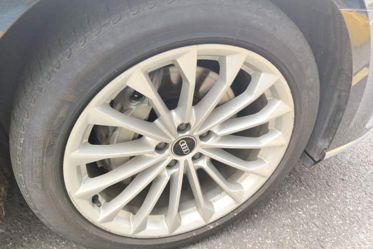 Used Audi A8 2022 A8L 50 TFSI quattro Comfort Edition Collector's Model Right Front Wheel Hub