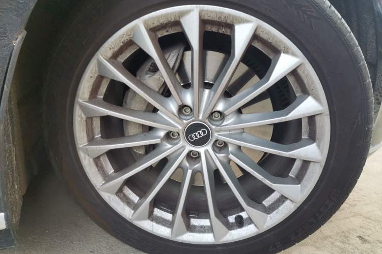 Used Audi A8 2022 A8L 50 TFSI quattro Comfort Edition Collector's Model Right Front Wheel Hub
