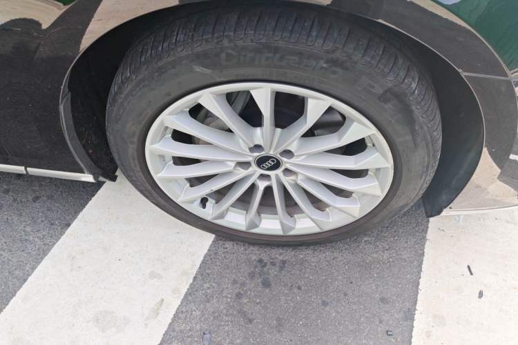 Used Audi A8 2022 A8L 50 TFSI quattro Comfort Edition Collector's Model Right Front Wheel Hub