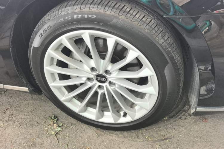 Used Audi A8 2022 A8L 50 TFSI quattro Comfort Edition Collector's Model Right Front Wheel Hub