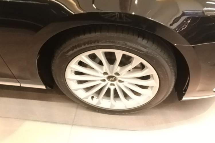 Used Audi A8 2022 A8L 50 TFSI quattro Comfort Edition Collector's Model Right Front Wheel Hub