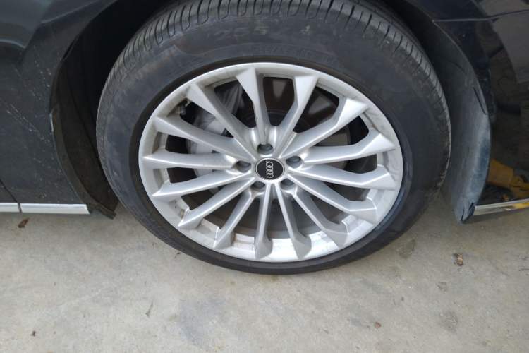 Used Audi A8 2022 A8L 50 TFSI quattro Comfort Edition Collector's Model Right Front Wheel Hub